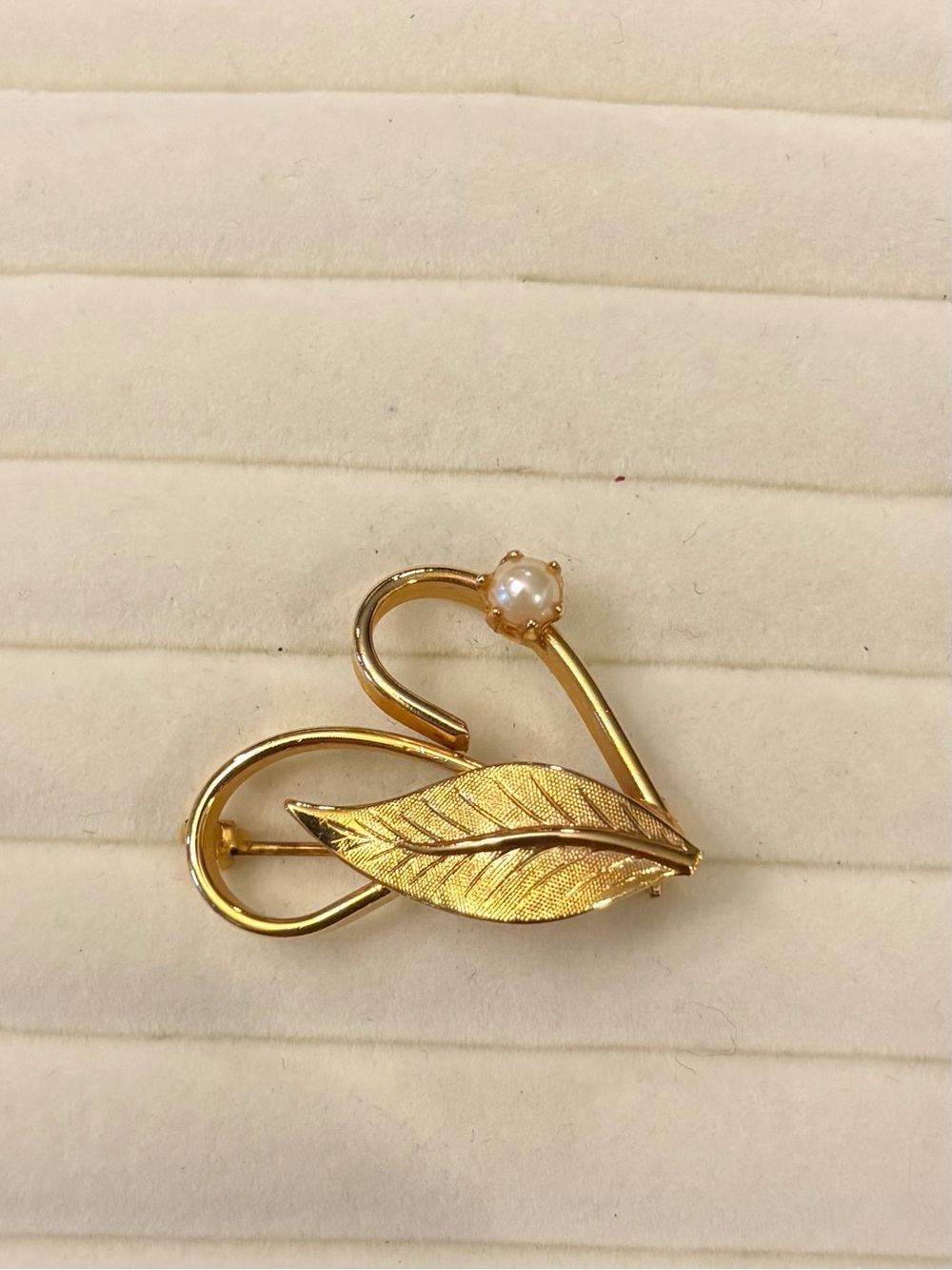 Vintage Leaf Pin Brooch Faux Pearl Openwork Swirl Goldtone Formal‎ Victorian